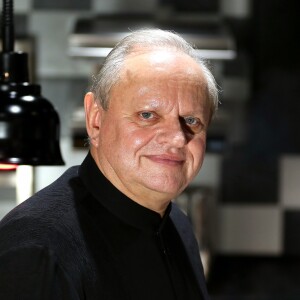 Joël Robuchon pose en Novembre 2014 le jour de l'ouverture de son palace cinq étoiles, l'hôtel et le restaurant "La grande maison" dans le centre ville de Bordeaux. © Patrick Bernard-Quentin Salinier/ Bestimage