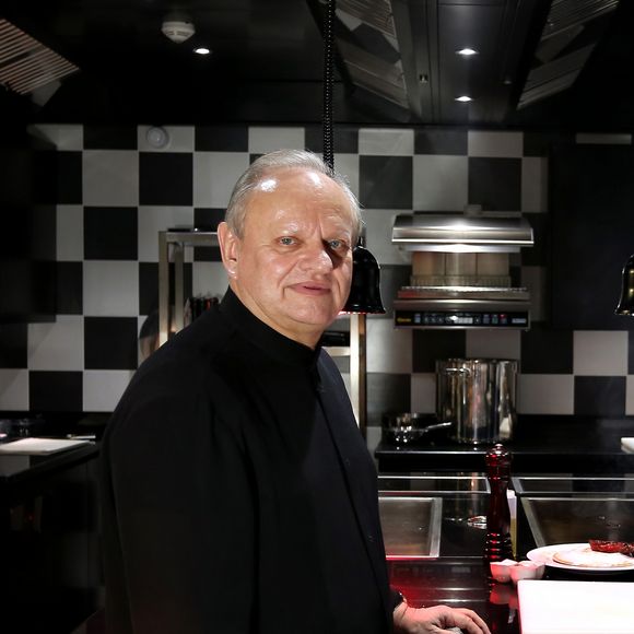 Joël Robuchon pose en Novembre 2014 le jour de l'ouverture de son palace cinq étoiles, l'hôtel et le restaurant "La grande maison" dans le centre ville de Bordeaux. © Patrick Bernard-Quentin Salinier/ Bestimage