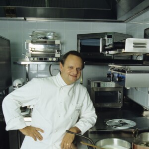 En France, à Paris, dans les locaux du laboratoire de Joel ROBUCHON, posant devant ses fourneaux © Alain Canu via Bestimage