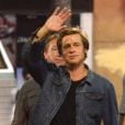 Brad Pitt au volant d'une voiture de sport Volkswagen Karmann Ghia pour le tournage du film 'Once Upon a Time in Hollywood' à Los Angeles, le 24 juillet 2018  Actor Brad Pitt, A.K.A. Mr. Nice Guy, turns on the charm, waving at the crowd while filming his latest film with L. DiCaprio. Brad Pitt showed off blisters on his palm as he waved at spectators. Brad and Leo are filming 'Once Upon a Time in Hollywood' on location. 24th july 201824/07/2018 - Los Angeles