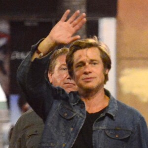 Brad Pitt au volant d'une voiture de sport Volkswagen Karmann Ghia pour le tournage du film 'Once Upon a Time in Hollywood' à Los Angeles, le 24 juillet 2018  Actor Brad Pitt, A.K.A. Mr. Nice Guy, turns on the charm, waving at the crowd while filming his latest film with L. DiCaprio. Brad Pitt showed off blisters on his palm as he waved at spectators. Brad and Leo are filming 'Once Upon a Time in Hollywood' on location. 24th july 201824/07/2018 - Los Angeles