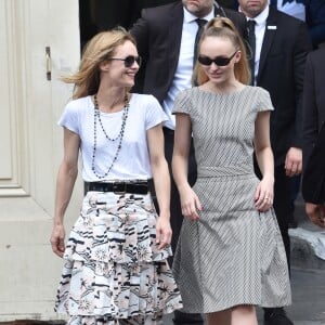 Vanessa Paradis (épouse Benchetrit) et sa fille Lily-Rose Depp - Sorties du défilé de mode "Chanel", collection Haute-Couture automne-hiver 2018/2019, à Paris. Le 3 juillet 2018 © CVS-Veeren / Bestimage