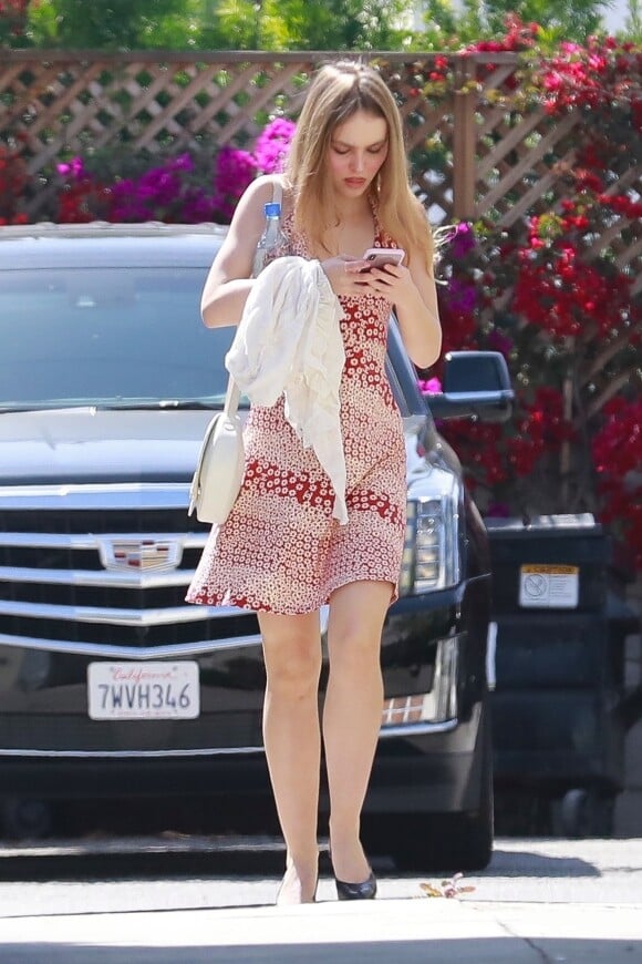 Exclusif - Lily-Rose Depp se rend dans un spa à Los Angeles. La jeune fille porte une jolie robe fleurie. Le 23 avril 2018