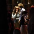 Exclusif - Malia Obama et son compagnon Rory Farqhuason sortent du Bridge Theatre puis se promènent en amoureux sur le Tower Bridge. Malia vapote avec une e-cigarette. Londres, le 3 août 2018.