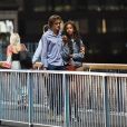 Exclusif - Malia Obama et son compagnon Rory Farqhuason sortent du Bridge Theatre puis se promènent en amoureux sur le Tower Bridge. Londres, le 3 août 2018.