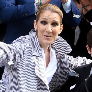 La chanteuse canadienne Céline Dion quitte Paris pour partir en vacances après sa tournée en Europe à guichets fermés. Céline Dion et ses jumeaux, Eddy et Nelson, ont reçu une pluie de confettis avant de monter dans leur voiture à la sortie de l'hôtel Royal Monceau, à Paris, France, le 10 août 2017. © Agence/Bestimage