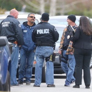 Exclusif - Le harceleur de Sandra Bullock, Joshua James Corbett s'est suicidé après s’être barricadé chez lui durant plusieurs heures à son domicile de la Crescenta à Los Angeles en Californie le 2 mai 2018. Le 8 juin 2014 à 6h 30 du matin, Joshua James Corbett, 39 ans, s'était introduit dans la maison de Sandra Bullock et avait frappé à la porte de sa chambre. Elle avait fermé sa porte à double tour et avait composé immédiatement le 911. La police avait pu arrêter l'homme qui était encore dans la maison.  Exclusive - For Germany call for price - Los Angeles, CA - Los Angeles police personnel investigate the scene after a 5 hour standoff with Joshua James Corbett in Los Angeles. Joshua who was previously convicted of stalking actress Sandra Bullock, barricaded himself inside the La Cresenta residence after police showed up to issue an arrest warrant. According to the Los Angeles coroners office Corbett was found dead of a self inflicted injury.02/05/2018 - Los Angeles