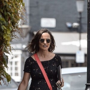 Exclusif - Pippa Middleton, enceinte, promène ses chiens dans les rues de Chelsea à Londres le 19 juillet 2018.