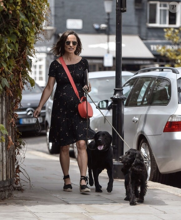 Exclusif - Pippa Middleton, enceinte, promène ses chiens dans les rues de Chelsea à Londres le 19 juillet 2018.