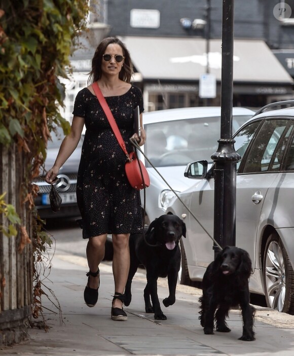 Exclusif - Pippa Middleton, enceinte, promène ses chiens dans les rues de Chelsea à Londres le 19 juillet 2018.