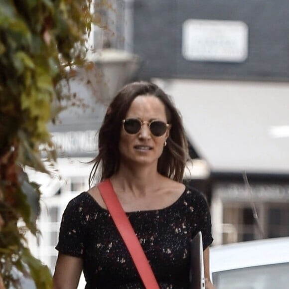 Exclusif - Pippa Middleton, enceinte, promène ses chiens dans les rues de Chelsea à Londres le 19 juillet 2018.