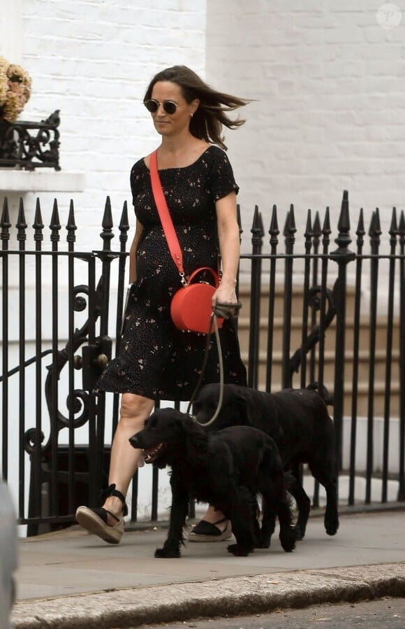 Exclusif - Pippa Middleton, enceinte, promène ses chiens dans les rues de Chelsea à Londres le 19 juillet 2018.