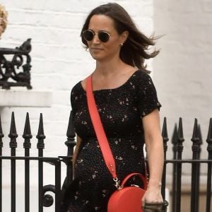 Exclusif - Pippa Middleton, enceinte, promène ses chiens dans les rues de Chelsea à Londres le 19 juillet 2018.