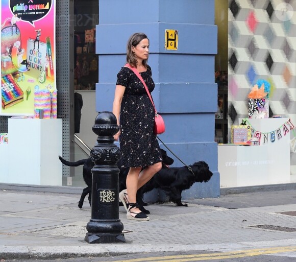 Exclusif - Pippa Middleton, enceinte, promène ses chiens dans les rues de Chelsea à Londres le 19 juillet 2018.