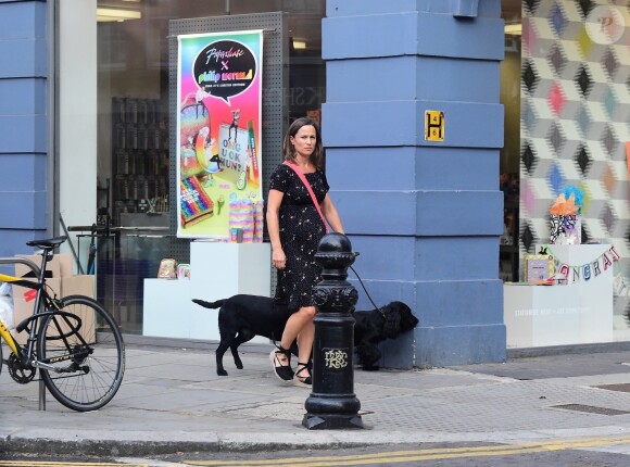 Exclusif - Pippa Middleton, enceinte, promène ses chiens dans les rues de Chelsea à Londres le 19 juillet 2018.