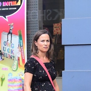 Exclusif - Pippa Middleton, enceinte, promène ses chiens dans les rues de Chelsea à Londres le 19 juillet 2018.