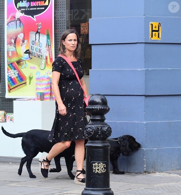 Exclusif - Pippa Middleton, enceinte, promène ses chiens dans les rues de Chelsea à Londres le 19 juillet 2018.