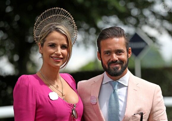 Vogue Williams, enceinte, et Spencer Matthews lors du Ladies Day au Derby d'Epsom le 1er juin 2018.