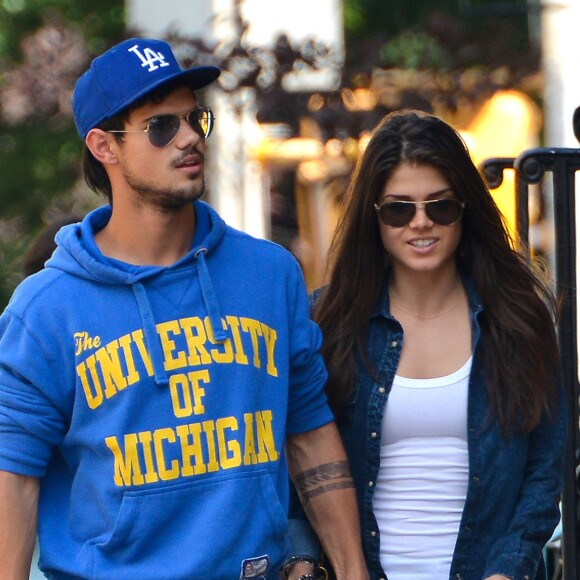 Exclusif - Prix special - Taylor Lautner et sa petite amie Marie Avgeropoulos se baladent main dans la main a New York.