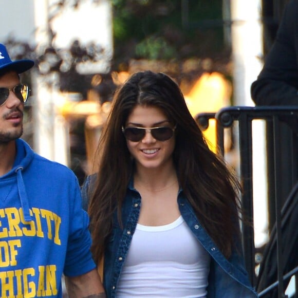 Exclusif - Taylor Lautner et sa petite amie Marie Avgeropoulos se baladent main dans la main a New York.