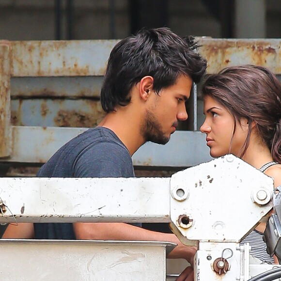 Taylor Lautner et Marie Avgeropoulos sur le tournage du film " Tracers" a New York Le 27 Juillet 2013