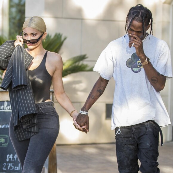 Kylie Jenner et son compagnon Travis Scott sont allés faire du shopping à la bijouterie Polacheck à Calabasas, le 13 août 2018