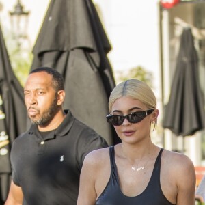 Kylie Jenner et son compagnon Travis Scott sont allés faire du shopping à la bijouterie Polacheck à Calabasas, le 13 août 2018