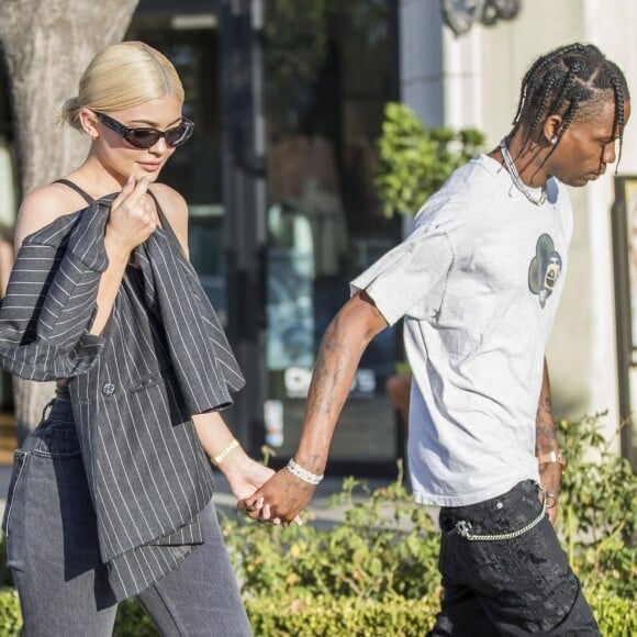 Kylie Jenner et son compagnon Travis Scott sont allés faire du shopping à la bijouterie Polacheck à Calabasas, le 13 août 2018