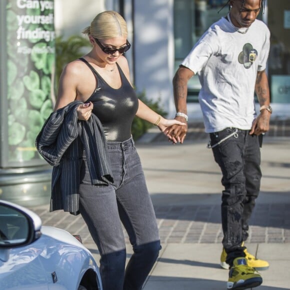 Kylie Jenner et son compagnon Travis Scott sont allés faire du shopping à la bijouterie Polacheck à Calabasas, le 13 août 2018