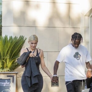 Kylie Jenner et son compagnon Travis Scott sont allés faire du shopping à la bijouterie Polacheck à Calabasas, le 13 août 2018