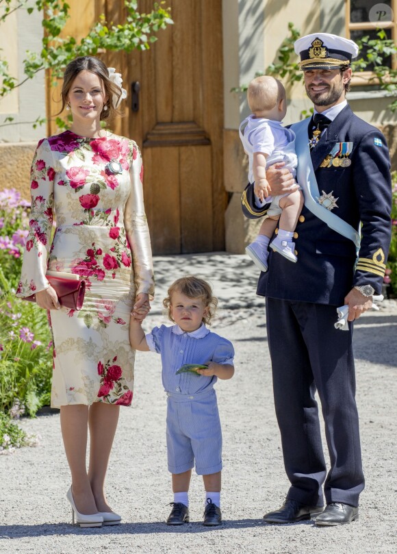 La princesse Sofia, le prince Carl Philip et leurs enfants le prince Gabriel et le prince Alexander au baptême de la princesse Adrienne de Suède à Stockholm au palais Drottningholm en Suède le 8 juin 2018