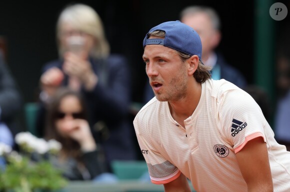 Lucas Pouille lors du 3ème tour des Internationaux de France de Tennis de Roland-Garros sous les yeux de sa compagne C. Bertrand à Paris, le 1er juin 2018. © Dominique Jacovides-Cyril Moreau / Bestimage