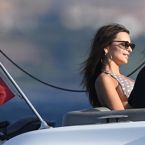 Exclusif - Emily Ratajkowski profite d'une belle journée ensoleillée sur un yacht avec ses amis Jordan Barrett et Mohamed Al Turki au large de Porto Cervo en Italie, le 11 août 2018.