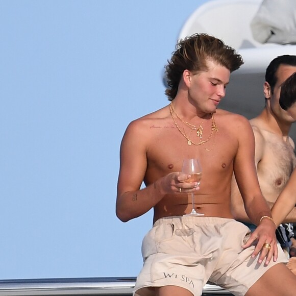 Exclusif - Emily Ratajkowski profite d'une belle journée ensoleillée sur un yacht avec ses amis Jordan Barrett et Mohamed Al Turki au large de Porto Cervo en Italie, le 11 août 2018.