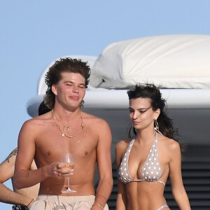 Exclusif - Emily Ratajkowski profite d'une belle journée ensoleillée sur un yacht avec ses amis Jordan Barrett et Mohamed Al Turki au large de Porto Cervo en Italie, le 11 août 2018.