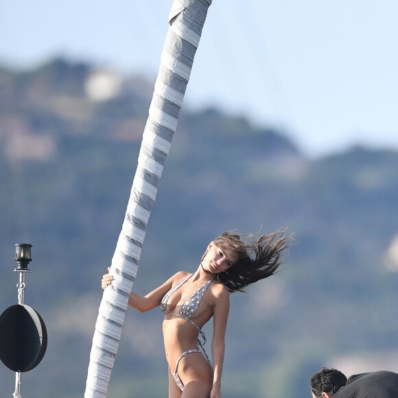 Exclusif - Emily Ratajkowski profite d'une belle journée ensoleillée sur un yacht avec ses amis Jordan Barrett et Mohamed Al Turki au large de Porto Cervo en Italie, le 11 août 2018.