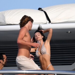 Exclusif - Emily Ratajkowski profite d'une belle journée ensoleillée sur un yacht avec ses amis Jordan Barrett et Mohamed Al Turki au large de Porto Cervo en Italie, le 11 août 2018.