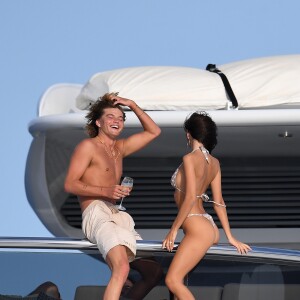 Exclusif - Emily Ratajkowski profite d'une belle journée ensoleillée sur un yacht avec ses amis Jordan Barrett et Mohamed Al Turki au large de Porto Cervo en Italie, le 11 août 2018.