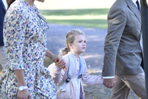 La princesse Estelle de Suède, accompagnée par ses parents la princesse héritière Victoria de Suède et le prince Daniel, a fait sa rentrée en classe pré-scolaire au Campus Manilla à Stockholm le 21 août 2018.