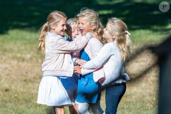 La princesse Estelle de Suède s'amuse avec des amies lors de sa rentrée à l'école en classe pré-scolaire au Campus Manilla à Stockholm le 21 août 2018.