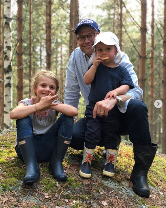 La princesse Estelle et le prince Oscar de Suède font un petit goûter en forêt avec leur papa le prince Daniel lors de vacances en famille au cours de l'été 2018, photo Instagram de la princesse héritière Victoria de Suède.
