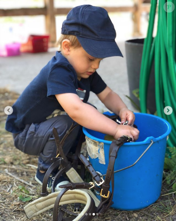 Le prince Oscar de Suède a appris à laver la selle d'un poney lors de ses vacances en famille au cours de l'été 2018, photo Instagram de la princesse héritière Victoria de Suède.