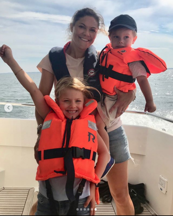 La princesse Victoria de Suède avec ses enfants Estelle et Oscar en bateau dans le détroit de Kalmar lors de ses vacances en famille au cours de l'été 2018, photo Instagram du prince Daniel.