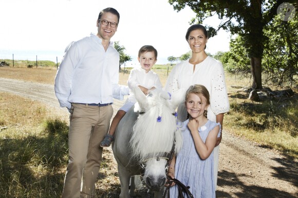 Le prince Daniel et la princesse héritière Victoria de Suède avec leurs enfants Oscar et Estelle lors de leurs vacances sur l'île d'Öland à l'été 2018. © Anna-Lena Ahlström / Cour royale de Suède