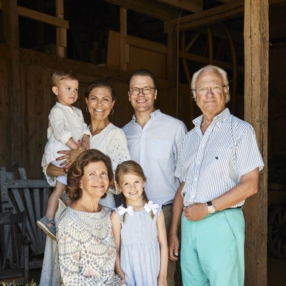 La princesse héritière Victoria de Suède et le prince Daniel avec leurs enfants Oscar et Estelle et le roi Carl XVI Gustaf et la reine Silvia lors de leurs vacances sur l'île d'Öland à l'été 2018. © Anna-Lena Ahlström / Cour royale de Suède