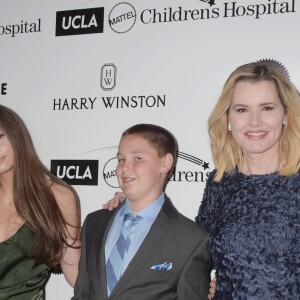 L'actrice américaine Geena Davis avait 46 ans lorsqu'elle a donné naissance à son aînée, Alizeh. En 2004, elle est ensuite devenue mère de jumeaux, Kian et Kaiis. Elle avait donc 48 ans !