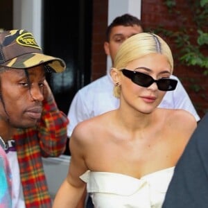 Kylie Jenner et son compagnon Travis Scott se tiennent la main alors qu'ils quittent l'Hôtel Mercer à New York. Les amoureux échangent un baiser avant de passer la journée séparément, le 21 aout 2018.