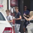 David Beckham et ses fils Romeo et Cruz - Exclusif - La famille Beckham est allée manger une glace chez Cold Rolling Ice Cream Company à Los Angeles, le 29 juillet 2018.