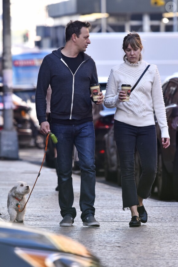 Exclusif - Josh Charles et sa femme Sophie Flack promènent leur chien dans les rues de New York, le 20 octobre 2017.  Josh Charles and wife Sophie Flack walk their dog while getting coffee in Tribeca, New York City. The 46 year old 'The Good Wife' star, stepped out in a grey hoodie, jeans, and grey slip-on shoes. Flack, 34, wore a turtleneck sweater, black cropped pants, and black loafers. 20th october 2017.20/10/2017 - New York