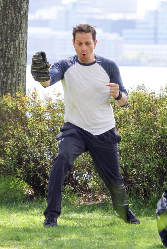 L'acteur Josh Charles joue au baseball au "Manhattan's Battery Park" à New York le 23 avril 2016.